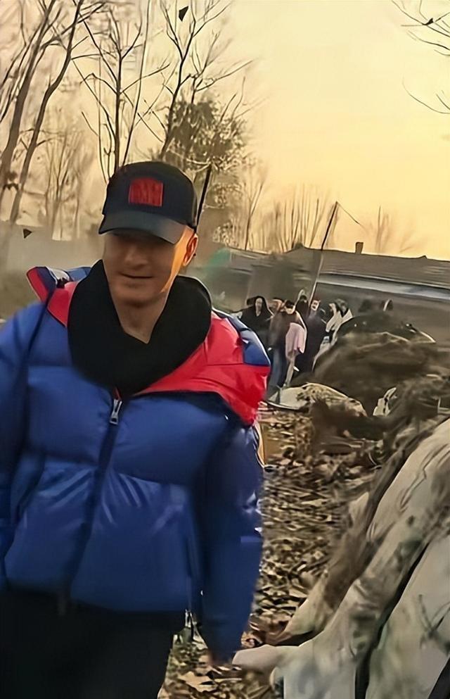 程莉莎陪郭晓东回村，和婆婆住破旧老房吃地瓜，穿3万元大衣喊冷