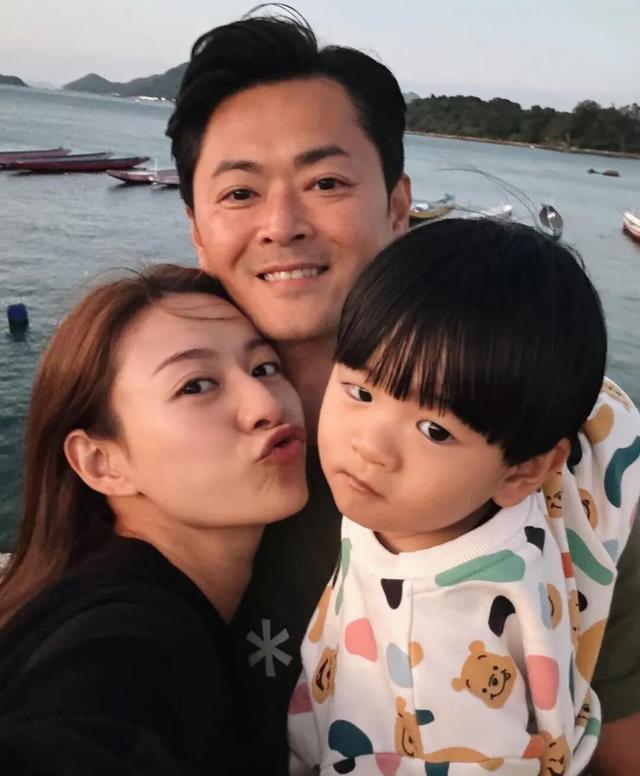 惨！香港女歌手终捱过7年官司低谷，曾被公司要求拔全牙再出道