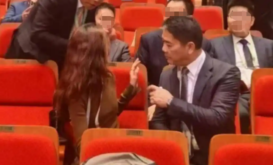 刘强东一句话暴露婚变传闻真相后，恶心一幕出现，奶茶妹妹太可怜