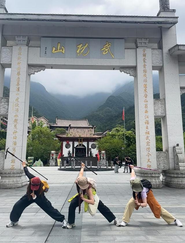 江西武功山，云中草原徒步盛宴，吊带美女千千万，武功山上占一半
