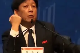 写“色情教材”、歪曲历史，78岁的易中天重返讲台，网友：祸害人图片
