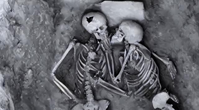 伊朗一对情侣，躲进谷仓中拥吻，被人发现时，已经吻了2800年