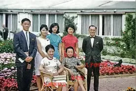1962年，徐志摩前妻62岁张幼仪和家人，在美国别墅前，拍家庭照图片