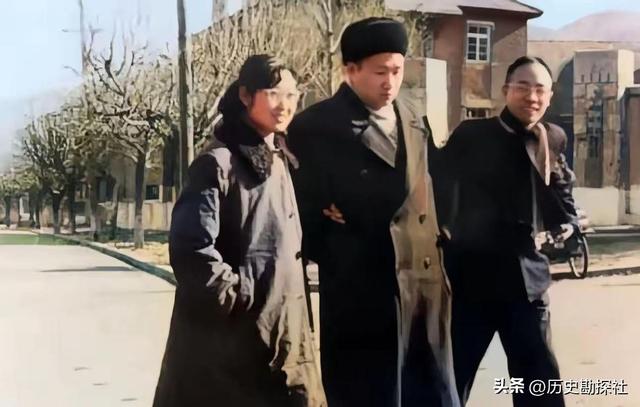 毛岸青81岁生日时的全家福，两个妹妹前来贺寿，儿媳刘滨体贴蹲着