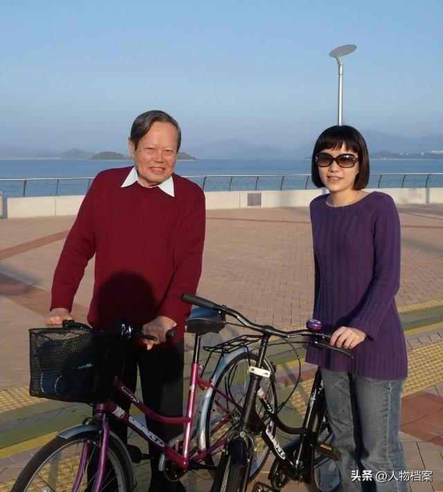 杨振宁去世后，翁帆再发文，49岁无子女的她，早已被安排好了退路