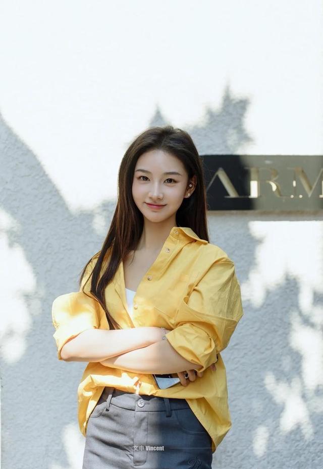 安徽大学校花 黄玉瑶 鹅蛋脸 美得犯规，太美了美的让人移不开眼