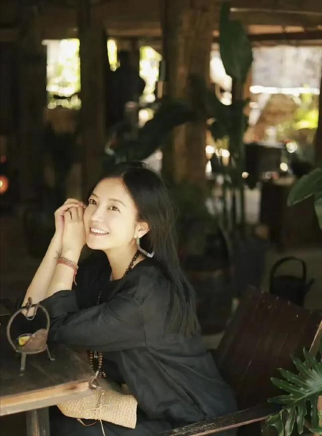 拔出萝卜带出泥！49岁赵薇近况再曝，事业婚姻双失败，丑闻太恶劣