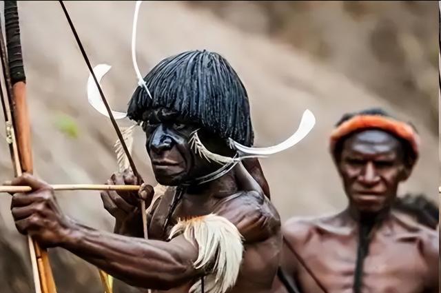 与世隔绝6万年的原始部落，仍处于石器时代，与人类没有生殖隔离