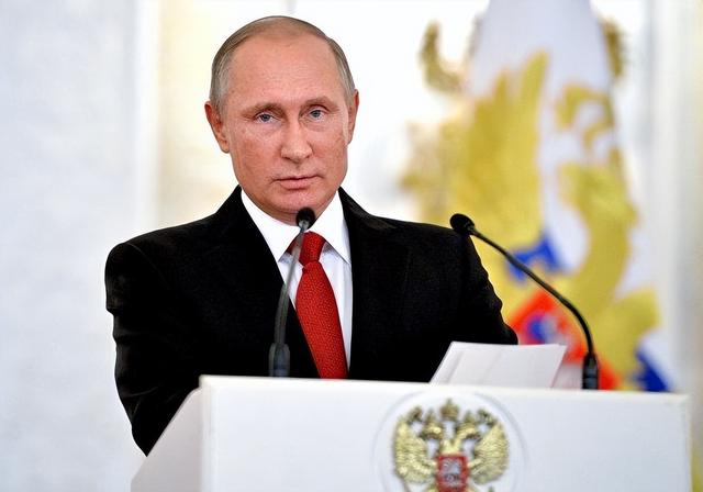 王毅与绍伊古会面 两人微笑握手