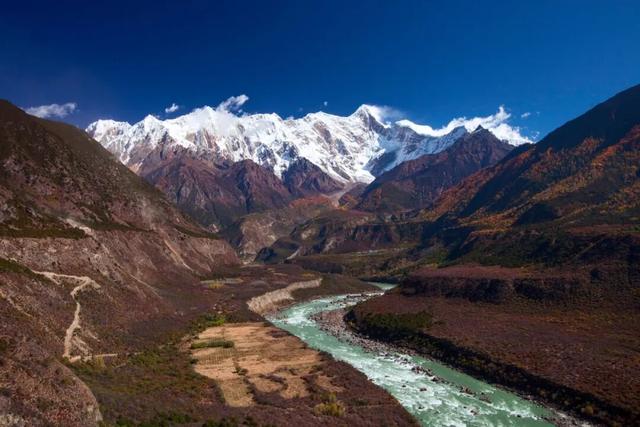 西藏最美公路！409公里串起雪山桃花湖泊