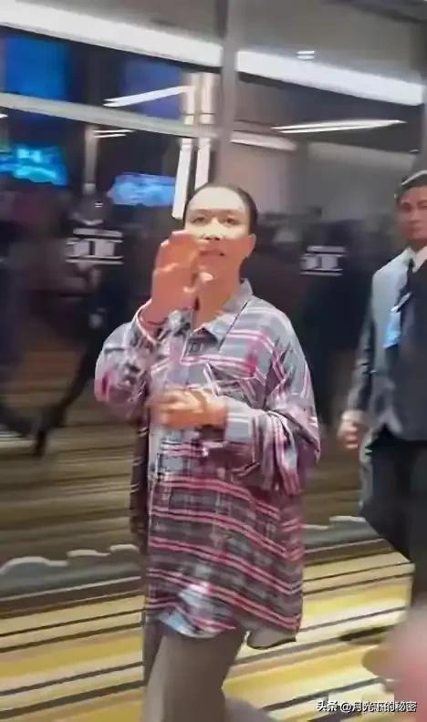 57岁那英街头素颜照流出，网友：根本认不出来，素颜像农村阿姨