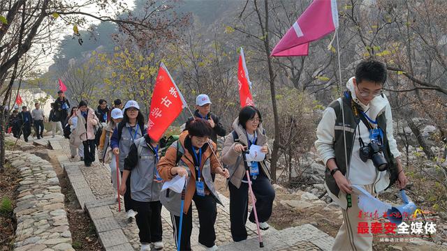 把课堂搬上泰山：高校师生徒步登山完成特殊实践课