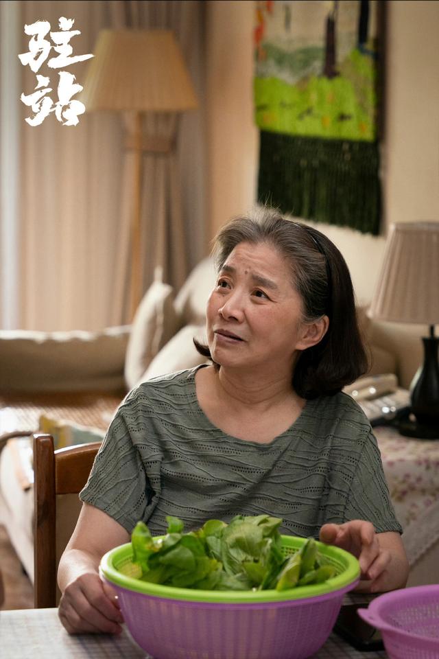 “大脚娘”迟蓬逛超市被偶遇，打扮好朴素，真人看起来也是老年人