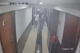 女子住酒店深夜被陌生男子敲门！酒店回应：送外卖的，系敲错门图片