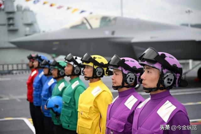 8万吨巨舰福建舰入列	，中国跨入"三航母时代"，电磁弹射完胜美国