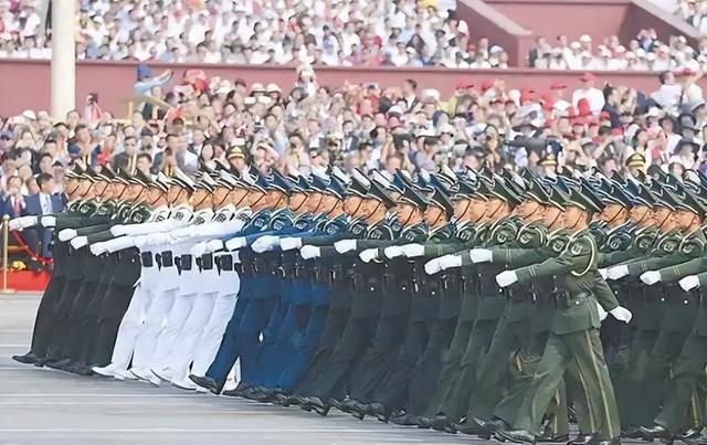 阅兵途中，如果女兵突然想上厕所怎么办？中国解决方式太聪明