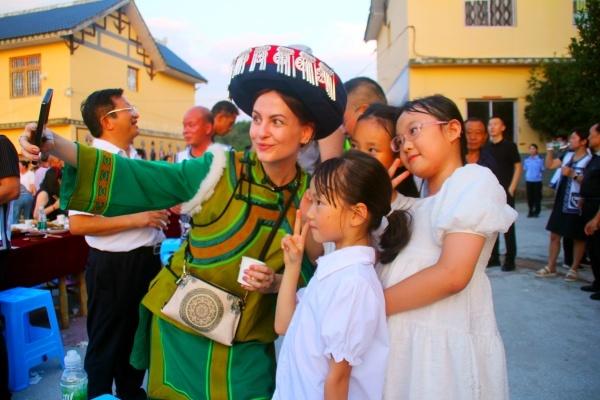 古蔺石屏镇举行彝族火把节 三天盛宴点燃民族豪情