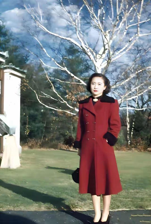 1971年，杨振宁和杜垏明夫妇在北京的住所内，留下了一张罕见合影