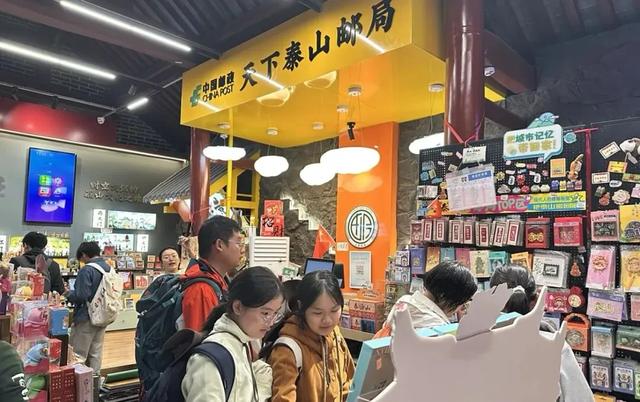 这个长假，景区邮局也堵上了？！