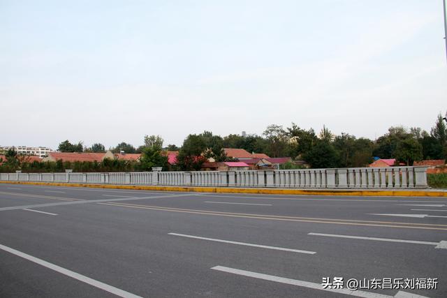 一河两路东端的烧烤场一带暮秋景色