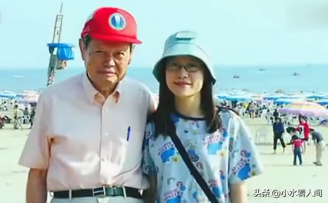 万万没想到，杨振宁去世，恶心一幕，有人喊她继续照顾杨振宁儿子