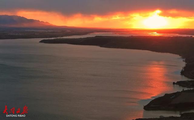 一眼惊艳！冷暖空气交汇，册田水库晚霞映天红~