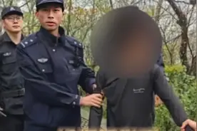 震惊！大爷上山晨练发现坟墓里躺个活人，睡在棺材里不愿意出来。图片