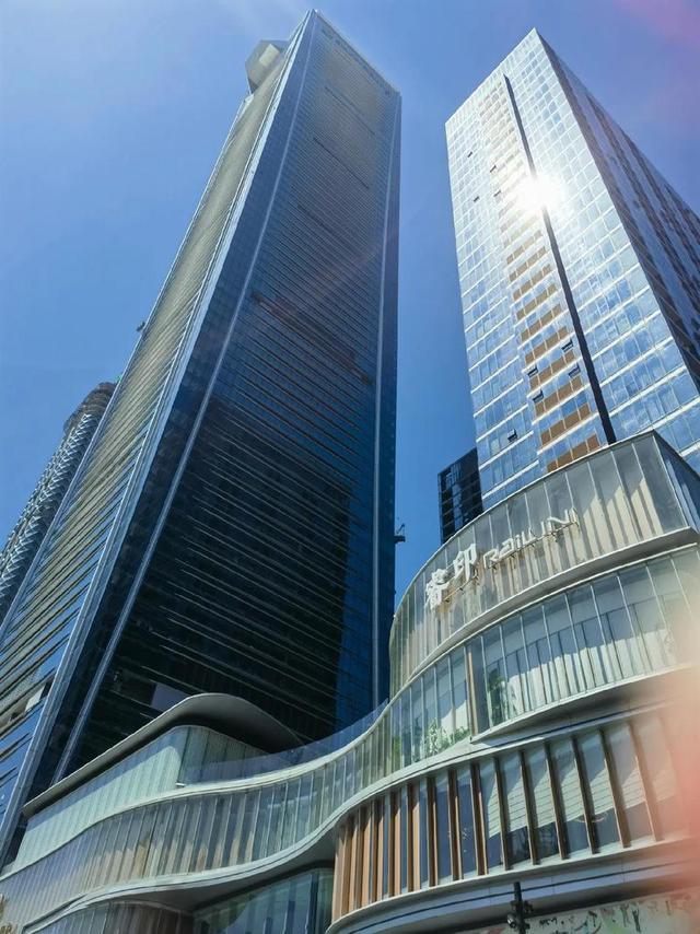 别再只说深圳“硬核”了，我在老街巷里撞见它的温柔