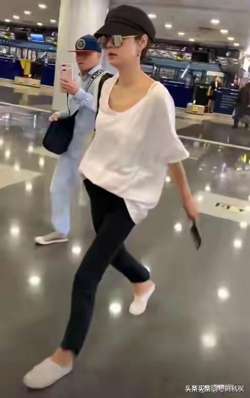 偶遇马伊琍，太瘦了直不起腰，脖子前倾，含胸驼背，这么瘦好看吗