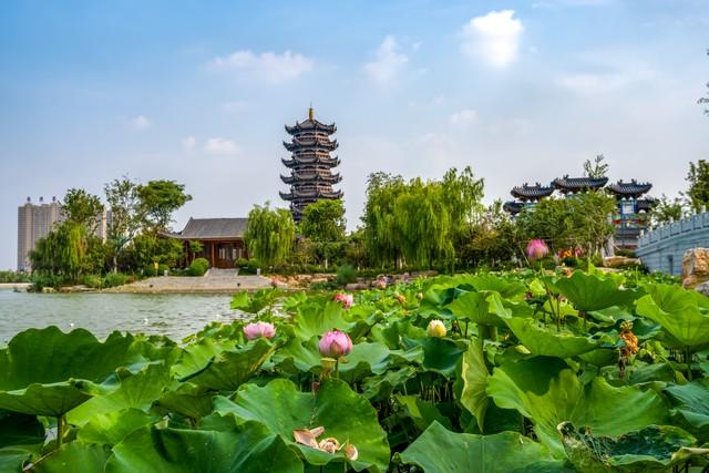 别再去热门景点了！这10个清静小城，人少景美消费低，值得一去