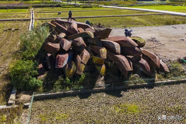 洱海边惊现一堆破船，锈迹斑斑却野趣盎然，已经被我轻松登顶拿捏