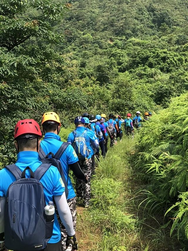 喜马拉雅山谷15人困3天！直升机求援被拒，救援队距营地1.8公里