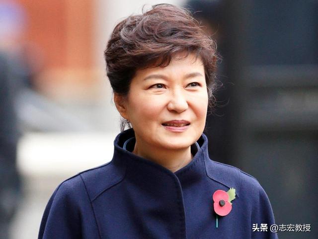 韩国政坛“地震”，尹锡悦妻子被关进大牢，朴槿惠文在寅集体失声