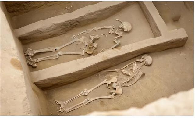 皇帝驾崩时，殉葬妃子双腿为何都是张开的？死前经历了什么