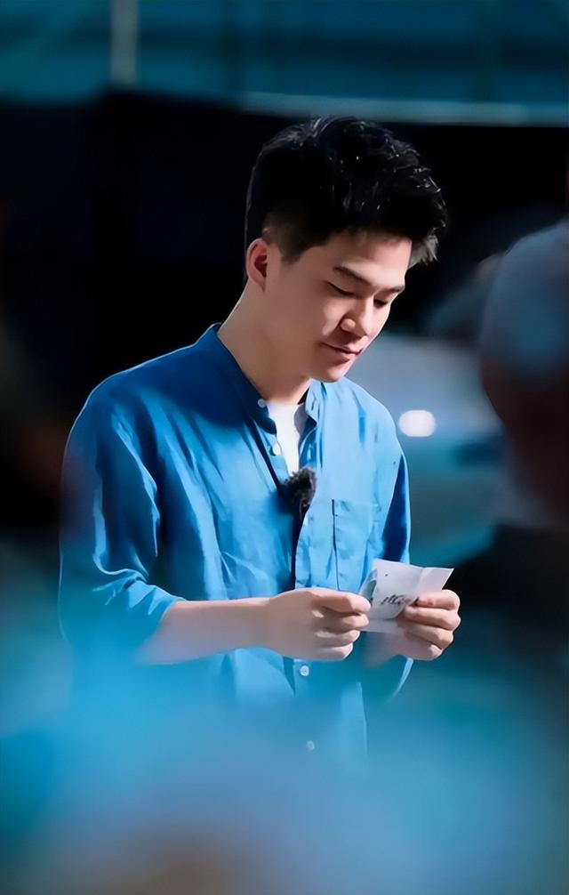 官媒发文，高调官宣32岁董宇辉喜讯，全网恭喜，终于等到这一天