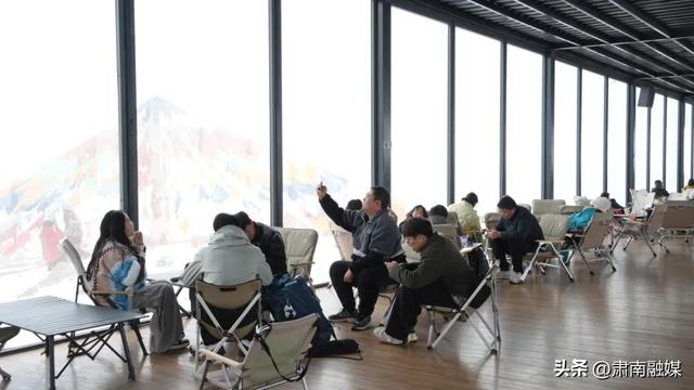 肃南：巴尔斯景区云雾漫雪峰 游人邂逅"云端秘境"