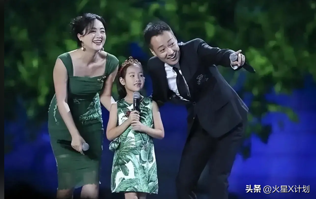 辛柏青带17岁女儿寺庙祈福！父女俩一直牵着手，李乃文也陪着好友