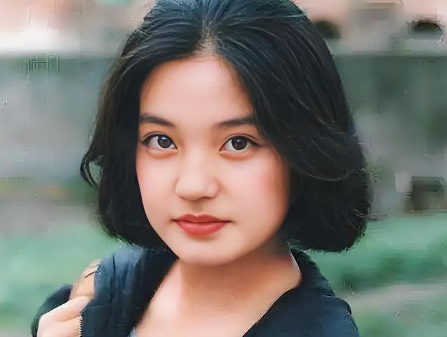 落毛的凤凰不如鸡？前途尽毁	、家也散了	，但好在赵薇还有一个靠山