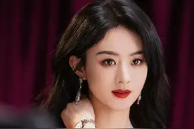 赵丽颖美图分享 与狗狗合影尽显温柔图片