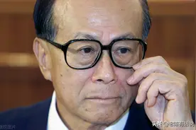 最近被官方点名的李嘉诚，深度分析其功过是非图片