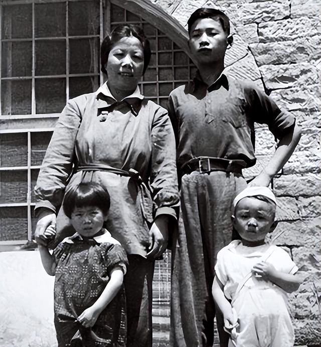 1993年，李鹏总理与夫人朱琳，北京家中唱卡拉OK，非常罕见的留影