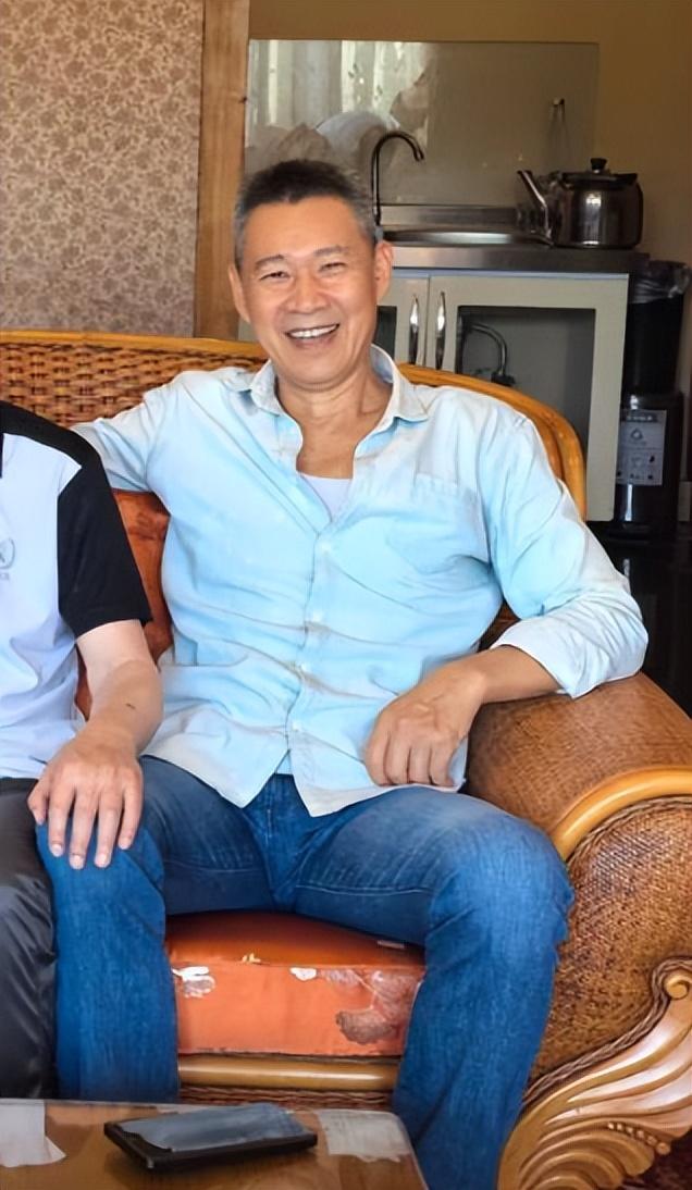 时隔47年，张丰毅和张铁林再次同框，一个帅成小伙，一个大腹便便