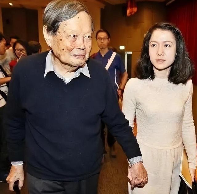 翁帆回复好友悼念杨振宁，只有4个表情，杨振宁早已筹谋