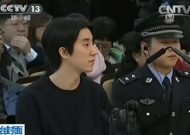 71岁成龙和42岁儿子房祖名在瑞士罕见同框！手机成最大亮点