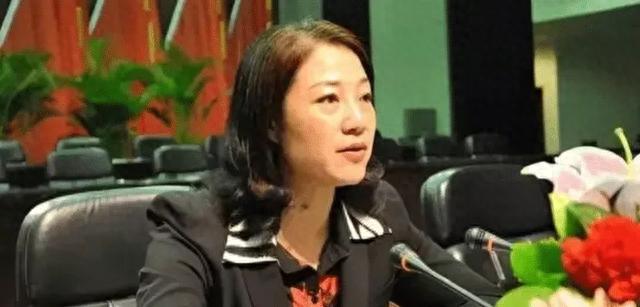 袁菱女县委书记过着奢华如女皇的后宫生活！