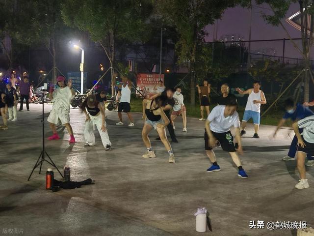百人队伍堵住救援车，警灯闪烁也不让路，领队一句话引众怒