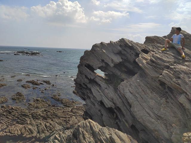 夏日东北行：8月7日，在大连金石滩，观察典型海岸侵蚀地貌。