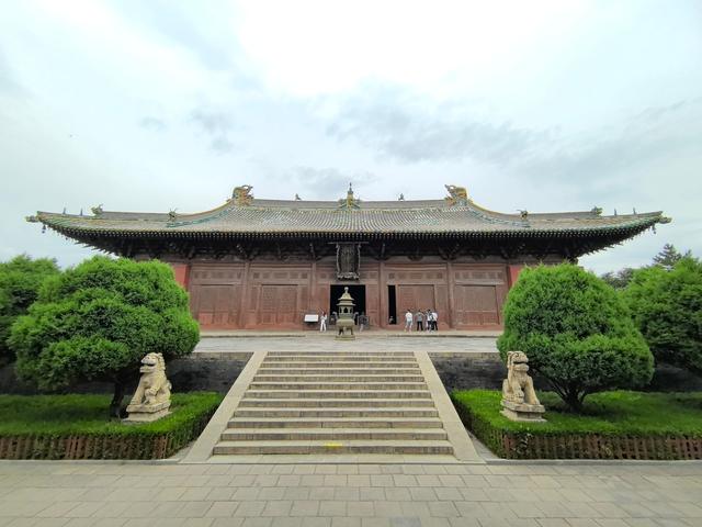 朔州古城旅游资源丰富，首屈一指的是崇福寺，被称为金代艺术宝库