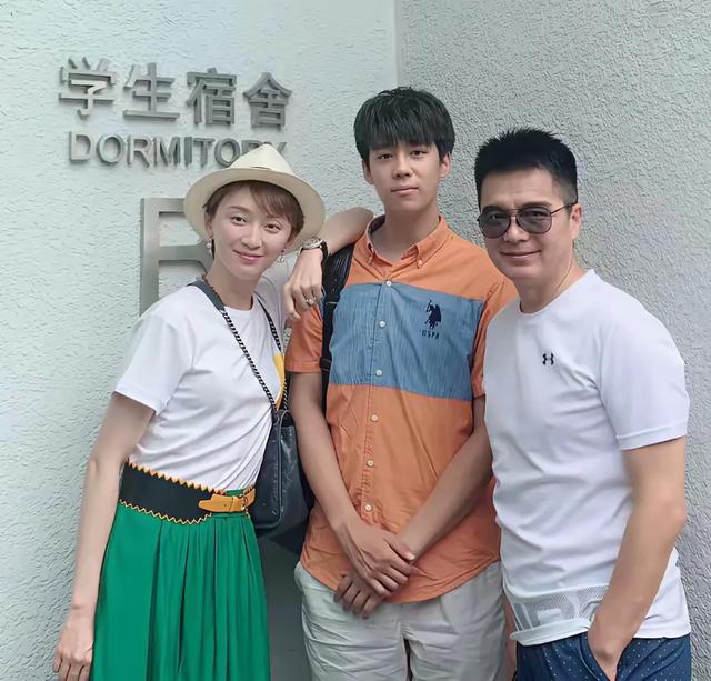 许亚军和儿子同框拍摄时尚大片，这是他和前妻何晴的孩子，叫许何