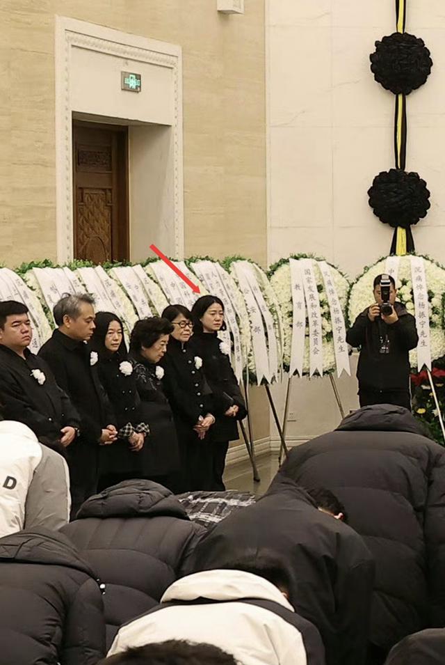 杨振宁身覆国旗，翁帆是家属代表站第一位，重量级好友也到场悼念